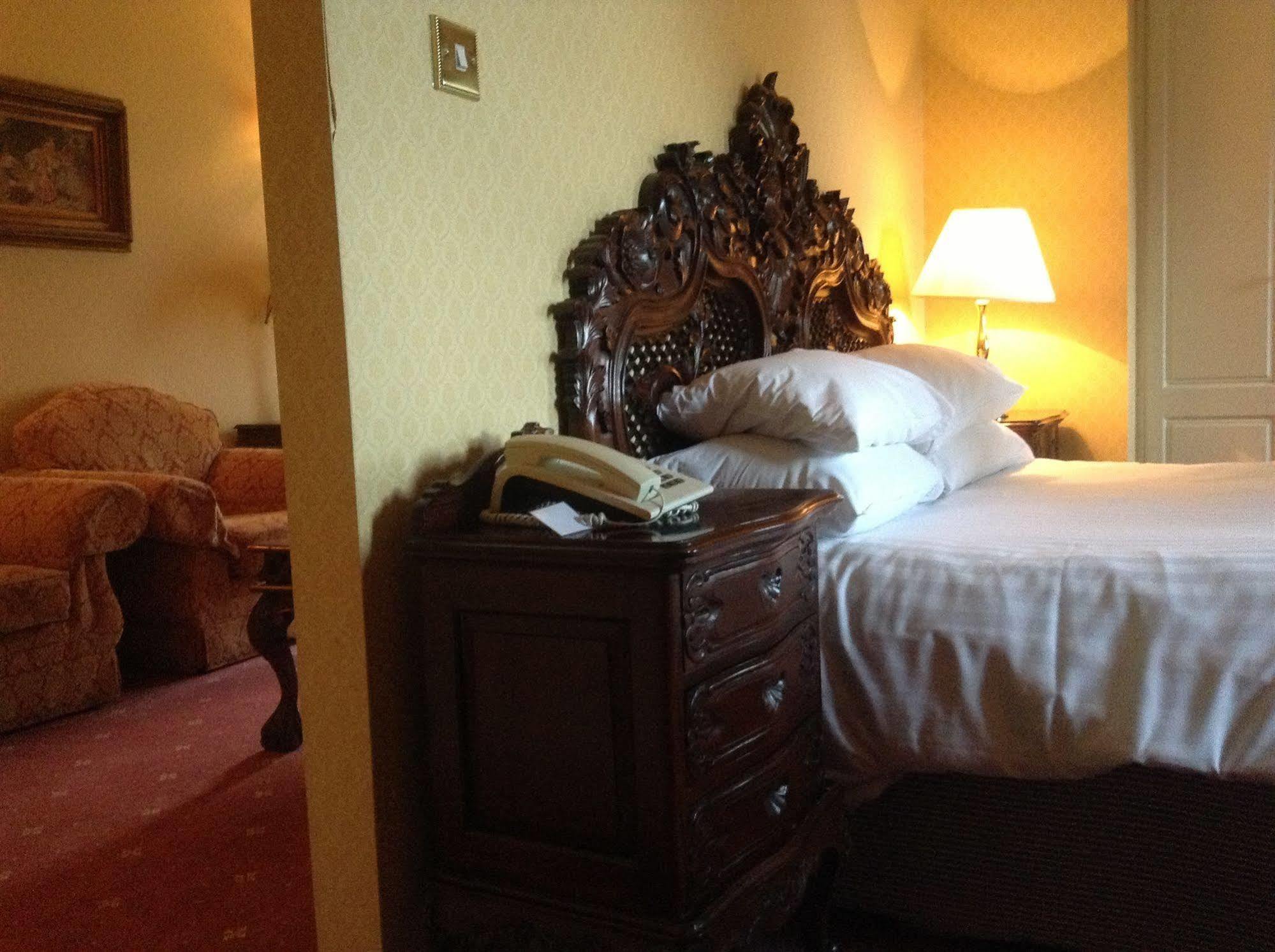 Brook Hall Hotel 切尔德桑顿 外观 照片